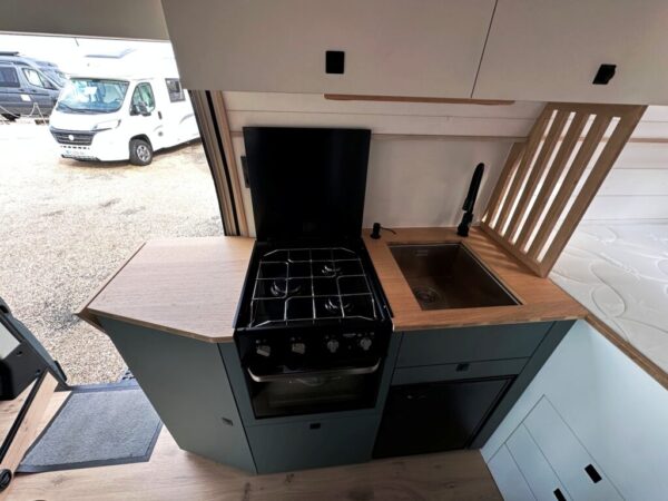 VAN aménagé Vandesigners Gus – 4 places – FIAT Ducato 180 CV BVA – Toit relevable Skyup – 6,36 m – Image 16
